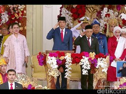 Jokowi Pimpin Upacara Penurunan Bendera Merah Putih di Istana