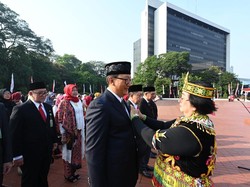 Bos Badak LNG Raih Tanda Kehormatan Satyalancana Wira Karya dari Jokowi