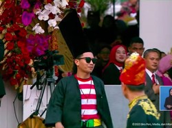 Ricky, Tukang Ledeng Berbaju Madura yang Dapat Hadiah Sepeda dari Jokowi