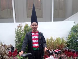 Senangnya Ricky Tukang Ledeng Berbaju Adat Madura Dapat Sepeda dari Jokowi Senangnya Ricky Tukang Ledeng Berbaju Adat Madura Dapat Sepeda dari Jokowi