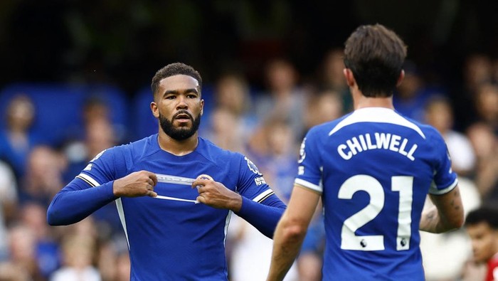 Soccer Football - Premier League - Chelsea v Liverpool - Stamford Bridge, London, Britain - August 13, 2023 Chelseas Reece James passes the arm band to Ben Chilwell before being substituted Action Images via Reuters/Peter Cziborra EDITORIAL USE ONLY. No use with unauthorized audio, video, data, fixture lists, club/league logos or live services. Online in-match use limited to 75 images, no video emulation. No use in betting, games or single club /league/player publications. Please contact your account representative for further details.
