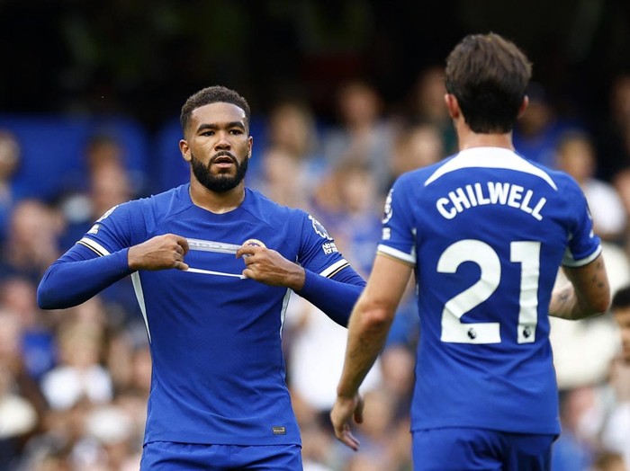Soccer Football - Premier League - Chelsea v Liverpool - Stamford Bridge, London, Britain - August 13, 2023 Chelsea's Reece James passes the arm band to Ben Chilwell before being substituted Action Images via Reuters/Peter Cziborra EDITORIAL USE ONLY. No use with unauthorized audio, video, data, fixture lists, club/league logos or 'live' services. Online in-match use limited to 75 images, no video emulation. No use in betting, games or single club /league/player publications.  Please contact your account representative for further details.
