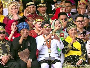Heru Budi-Ridwan Kamil Hadiri Upacara Penurunan Bendera di Istana Heru Budi-Ridwan Kamil Hadiri Upacara Penurunan Bendera di Istana