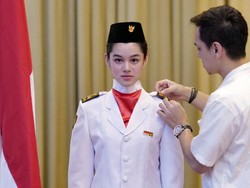 So Sweet, Momen Rionaldo Stokhorst Rapikan Baju Paskibra Shaista Putrinya