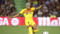 Ronald Araujo, bek tengah Barcelona alami cedera hamstring dan diyakini akan butuh waktu berbulan-bulan untuk pulih (Reuters)