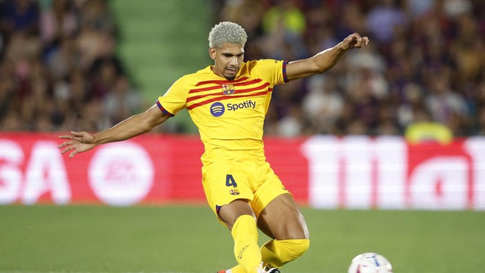 Ronald Araujo Soccer Football - Spain - LaLiga - Getafe v FC Barcelona - Coliseum Alfonso Perez, Getafe, Spain - August 13, 2023 FC Barcelona's Ronald Araujo in action REUTERS/Juan Medina