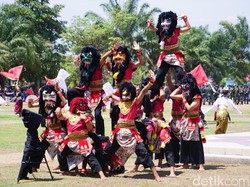 Seni Dongkrek Meriahkan Upacara HUT ke-78 RI di Madiun
