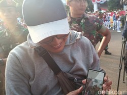 Senangnya Erlan Bisa Selfie Bareng Jokowi di Depan Istana Merdeka