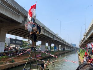 Keseruan Lomba Jalan Pinang di Atas Aliran Kalimalang