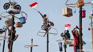 Serunya Lomba Panjat Pinang Kolosal di Ancol