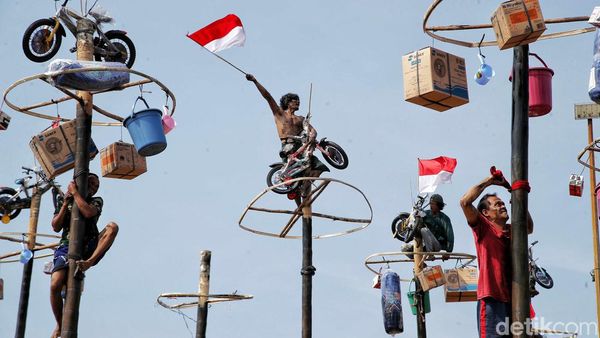 Serunya Lomba Panjat Pinang Kolosal di Ancol