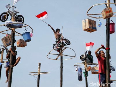 Serunya Lomba Panjat Pinang Kolosal di Ancol