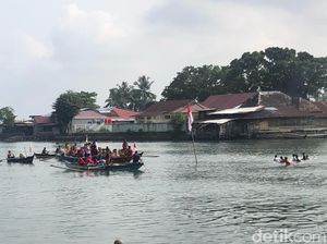 Nelayan di Batang Arau Padang Upacara Kemerdekaan di Tengah Muara