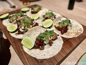 Ada Kambing Guling Taco dan Ayam Biromaru di Restoran Ini Selama Agustusan