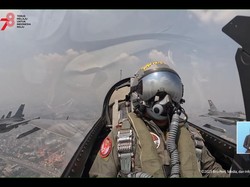 Ucapan Selamat HUT RI dari Ketinggian 1.000 Kaki Warnai Upacara di Istana