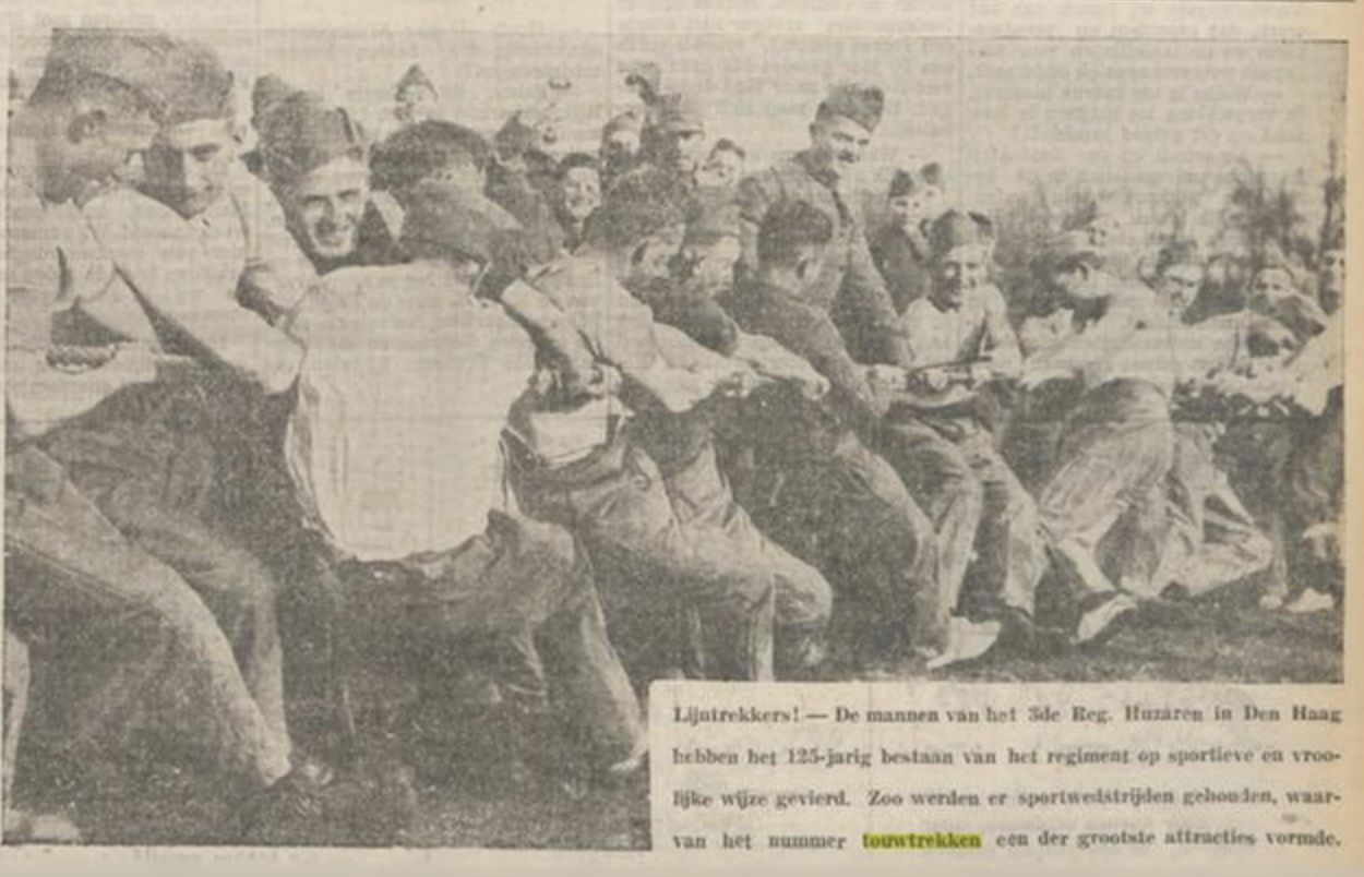 Lomba tarik tambang orang-orang Belanda tahin 1939.
