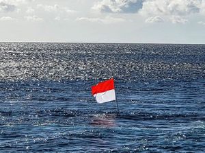 Unik! Bendera Merah Putih juga Berkibar dari Bawah Laut Unik! Bendera Merah Putih juga Berkibar dari Bawah Laut