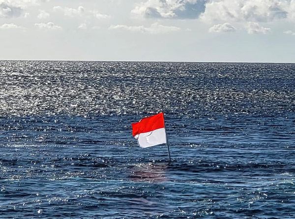Unik! Bendera Merah Putih juga Berkibar dari Bawah Laut