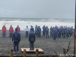 Upacara di Pantai Glagah Kulon Progo Diwarnai Gerimis-Gelombang Tinggi