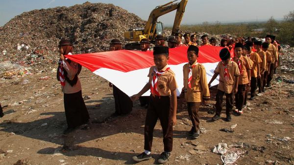 Potret Pengibaran Bendera Merah Putih di Atas Tumpukan Sampah