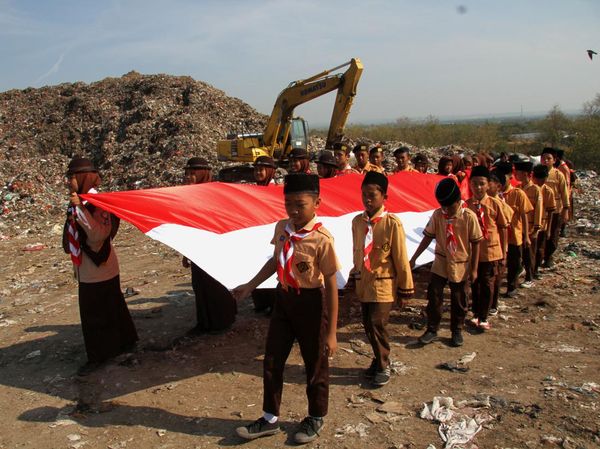 Potret Pengibaran Bendera Merah Putih di Atas Tumpukan Sampah