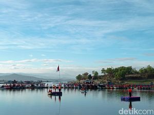 Ratusan Orang Gelar Upacara HUT RI di Perairan Waduk Gajah Mungkur Wonogiri