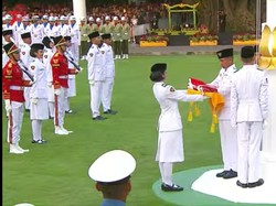 Momen Khidmat Tim Indonesia Jaya Saat Upacara Penurunan Bendera di Istana