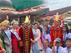 Walkot Bobby dan Ijeck Kompak Pakai Baju Adat Nias di HUT ke-78 RI, Janjian?