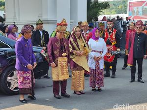 Tiba di Upacara HUT Ke-78 RI, Maruf Amin Pakai Baju Adat Padang