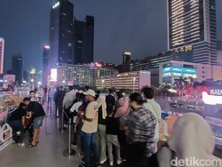 Libur 17 Agustus, Warga Antre Foto di Anjungan Halte TransJ Bundaran HI
