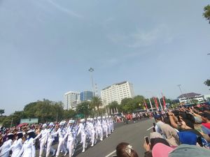 Padati Depan Istana Merdeka, Warga Antusias Lihat Atraksi Udara TNI AU
