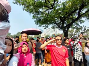 Momen Pengibaran Sang Merah Putih, Warga di Depan Istana Kompak Sikap Hormat