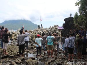 Kritik di Balik Warga Ternate Kibarkan Bendera Merah Putih Setengah Tiang
