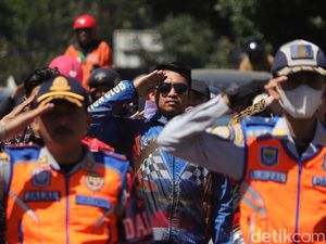 Momen Pengendara Bandung Berhenti dan Beri Hormat ke Merah Putih