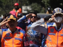 Momen Pengendara Bandung Berhenti dan Beri Hormat ke Merah Putih