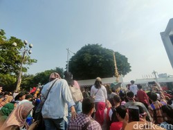 Warga Padati Depan Istana Merdeka Jelang Upacara HUT ke-78 RI