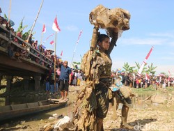 Warga Kendeng Rayakan Upacara Kemerdekaan di Gunung Sampah