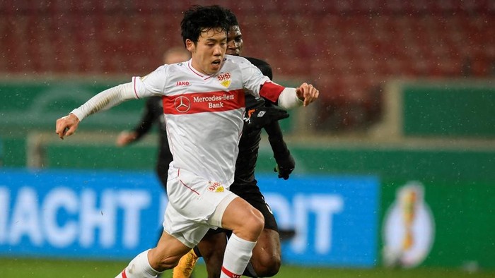 (FILES) Stuttgarts Japanese midfielder Wataru Endo (Front) and Moenchengladbachs Swiss forward Breel Embolo (Back) vie for the ball during the German Cup (DFB Pokal) last 16 football match between VfB Stuttgart and Borussia Moenchengladbach in Stuttgart, southwestern Germany, on January 3, 2021. Stuttgart head coach Sebastian Hoeness on August 17, 2023 confirmed Japan midfielder Wataru Endo is completing a 