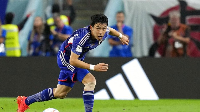 Japans Wataru Endo looks the ball during the World Cup round of 16 soccer match between Japan and Croatia at the Al Janoub Stadium in Al Wakrah, Qatar, Monday, Dec. 5, 2022. (AP Photo/Eugene Hoshiko)