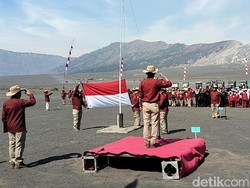 Wisatawan-Warga Tengger Khidmat Ikut Upacara HUT RI di Lautan Pasir Bromo