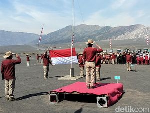 Wisatawan-Warga Tengger Khidmat Ikut Upacara HUT RI di Lautan Pasir Bromo Wisatawan-Warga Tengger Khidmat Ikut Upacara HUT RI di Lautan Pasir Bromo