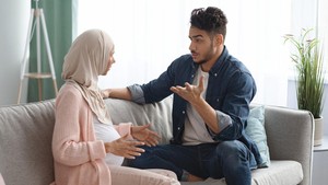 Apa Perbedaan Antara Ghibah dan Fitnah (Buhtan)?