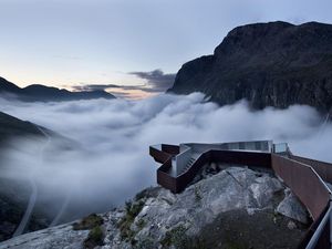 8 Bangunan Unik di Atas Gunung