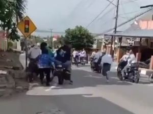 Viral Guru Hentikan Aksi Pelajar Geber Motor di Depan SMAN 2 Karimun