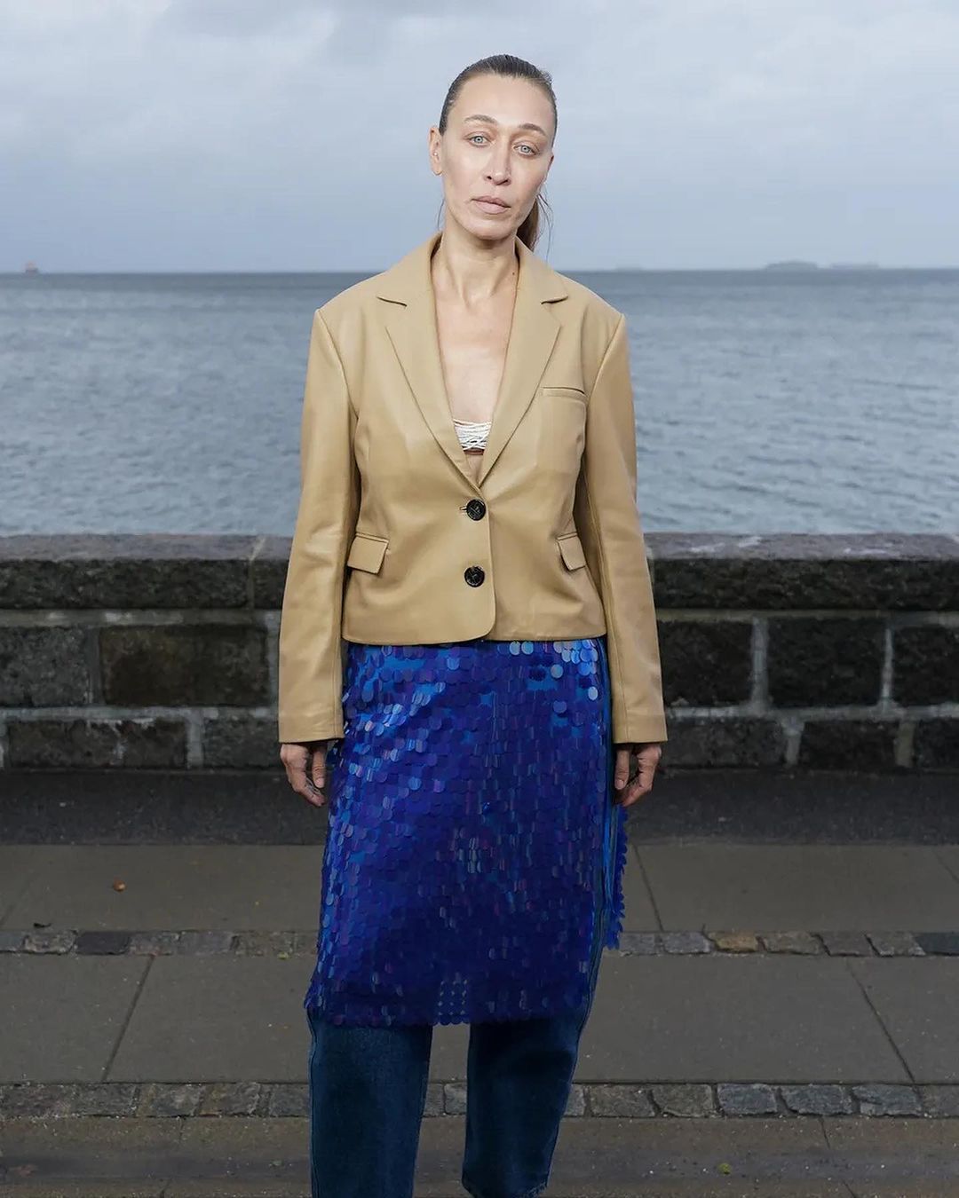 Alana Hadid presentasi rancangan Saks Potts.