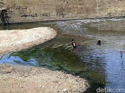 Cara Warga Barugbug Berdamai dengan Sungai Cilamaya yang Tercemar