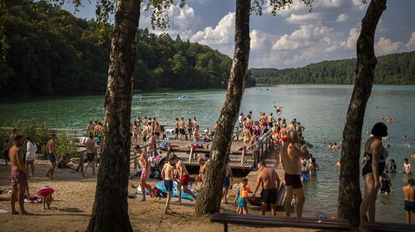 Asyiknya Warga Lituania Nyebur ke Danau Saat Cuaca Panas