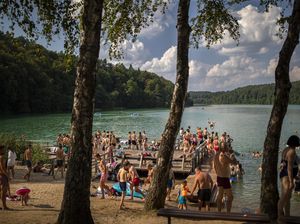 Asyiknya Warga Lituania Nyebur ke Danau Saat Cuaca Panas