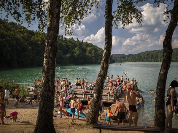 Asyiknya Warga Lituania Nyebur ke Danau Saat Cuaca Panas