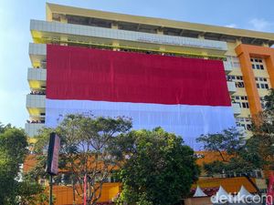 Pengibaran Bendera Merah Putih Raksasa di RSSA Malang Pecahkan Rekor MURI Pengibaran Bendera Merah Putih Raksasa di RSSA Malang Pecahkan Rekor MURI